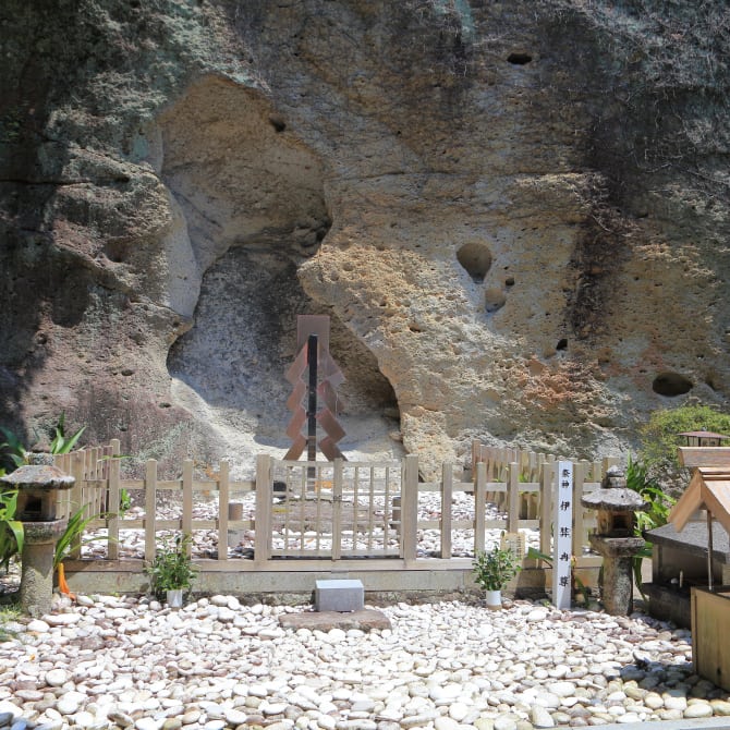Hananoiwaya-jinja Shrine